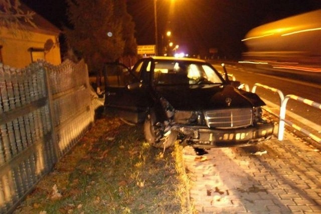 Mercedes uderzył w barierki ochronne, potem w betonowe ogrodzenie posesji.