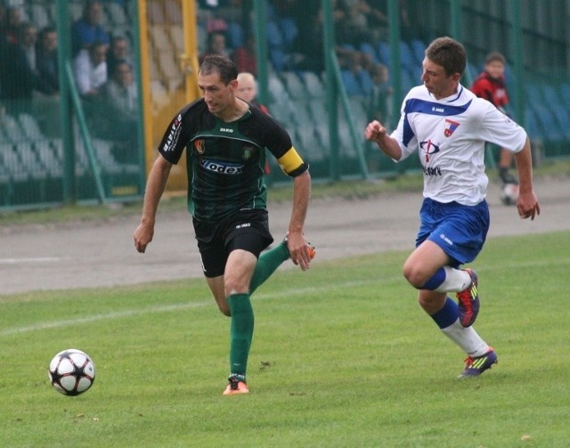 Piłkarze Stali Stalowa Wola (z piłką Jarosław Piątkowski) grają z Resovią w Rzeszowie.