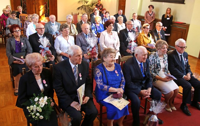 60-lecie małżeństwa obchodzili w ostatnim czasie państwo Celina i Jan Czupryńscy oraz Zofia i Jan Muellerowie. Złote Gody -  czyli półwiecze wspólnej drogi przez życie - świętowali natomiast: Hanka i Ryszard Bynerowie, Lila i Walenty Dąbrowscy, Danuta i Zbysław Skrzynieccy, Jadwiga i Konrad Grajkowscy, Danuta i Franciszek Iwańscy, Anna i Zbigniew Jaranowscy,  Danuta i Maksymilian Kościńscy, Zenobia i Henryk Lubańscy oraz Brygida i Ryszard Madejowie. Dostojni jubilaci odebrali wczoraj „Medale za długoletnie pożycie małżeńskie”. W imieniu Prezydenta RP jubilatom wręczył je prezydent Grudziądza Robert Malinowski, a gratulowała Katarzyna Bozińska, kierownik USC w Grudziądzu.