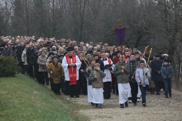 Droga Krzyżowa na Kalwarię Świętokrzyską zgromadziła setki wiernych