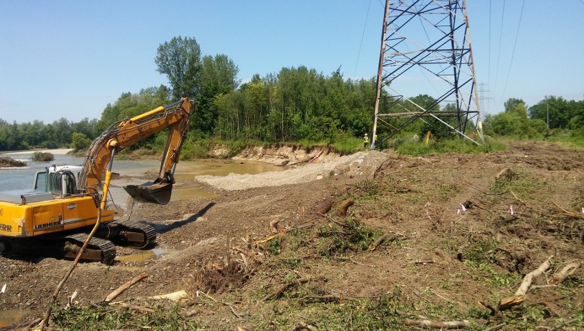 Soła podmywa słup wysokiego napięcia w Stawach Grojeckich. Gdyby runął, może pociągnąć za sobą inne, a w pobliżu są domy [ZDJĘCIA]