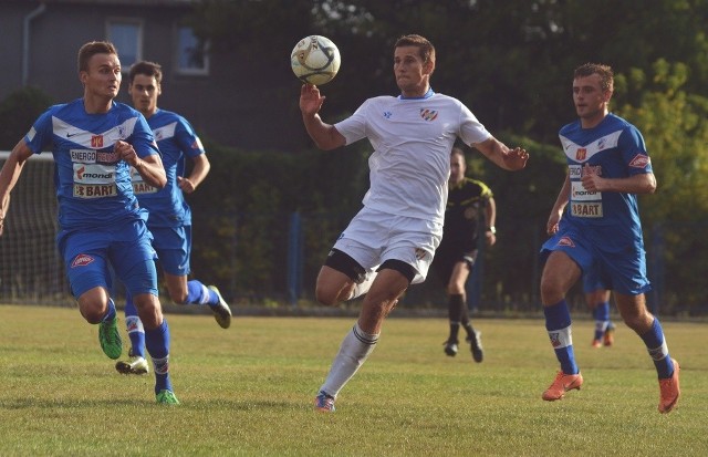 Dawid Kwiatkowski (biała koszulka) zastąpił spóźnionego Adama Dylewskiego w wyjściowym składzie Włocłavii i w 31. strzelił gola. Z lewej Mateusz Fredyk, z prawej Damian Szczukowski.