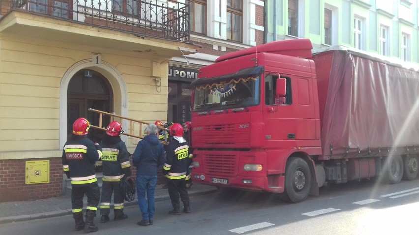 Tir nie zmieścił się i omal nie urwał balkonu na ul. Sienkiewicza w Oświęcimiu