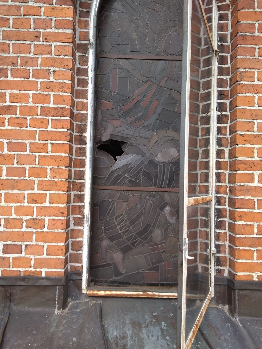 Atak na siostry Klaryski w Słupsku. Zniszczono zabytkowy witraż w kościele p.w. św.Ottona (zdjęcia)