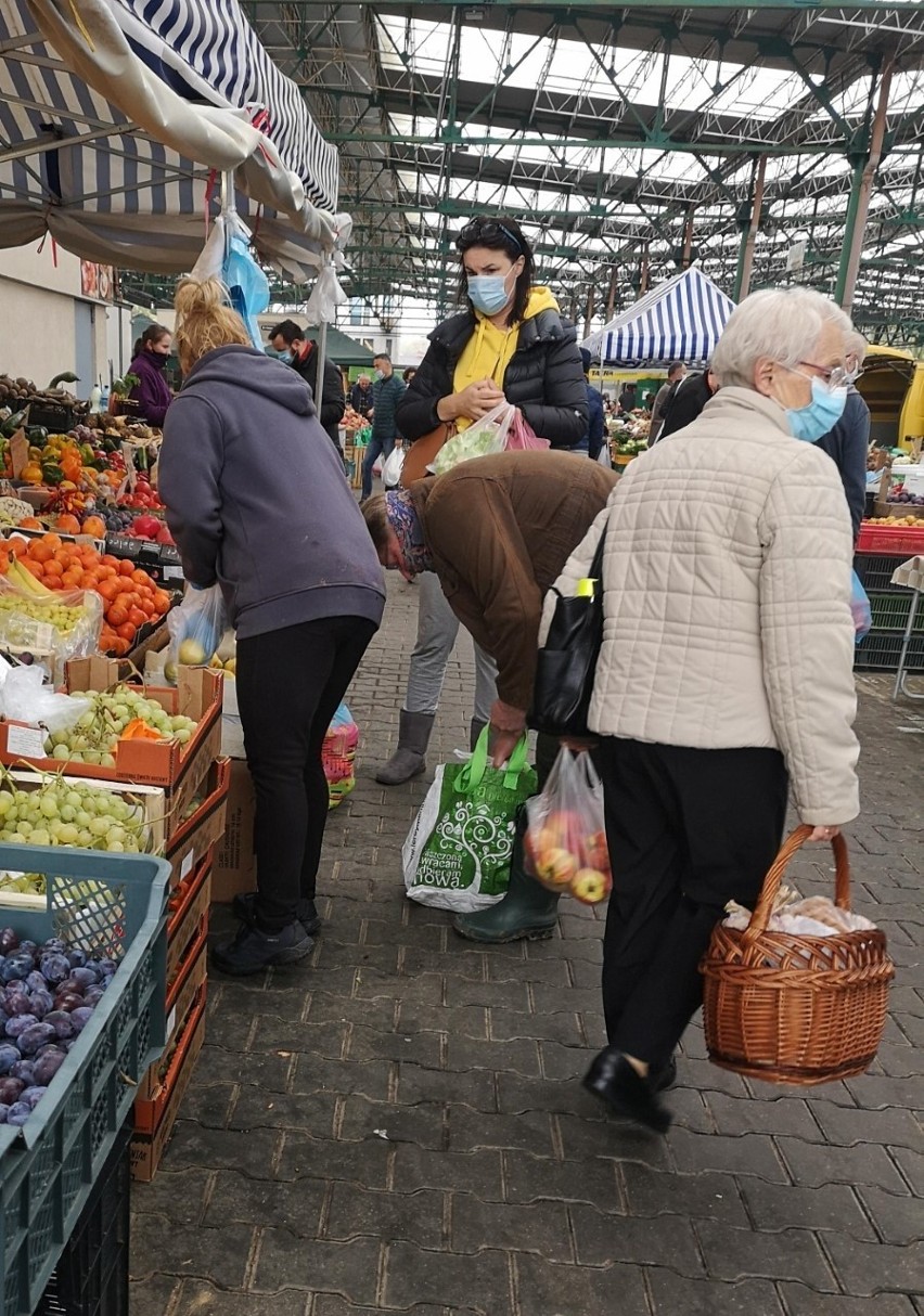 Kraków. Na targowiskach nie widać szalejącej epidemii. Ludzie spokojnie robią zakupy [ZDJĘCIA] 