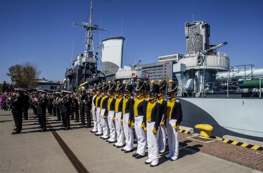 1 maja na ORP Błyskawica zaprezentowano musztrę paradną klas...