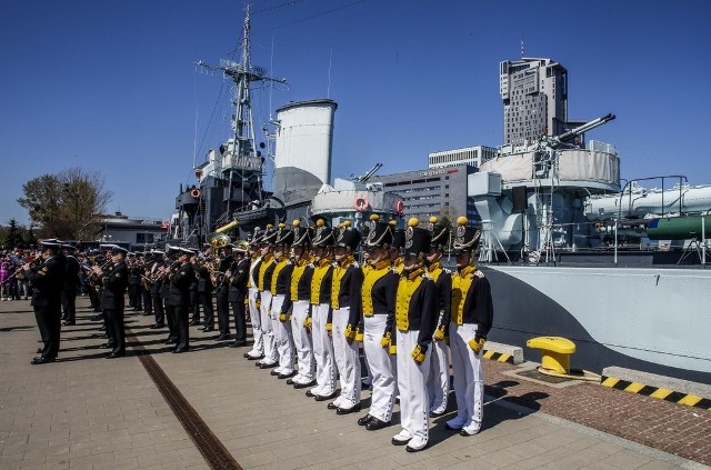 1 maja na ORP Błyskawica zaprezentowano musztrę paradną klas mundurowych XII LO w Gdyni i  występ Orkiestry Reprezentacyjnej Marynarki Wojennej. Mieszkańcy mogli zobaczyć także przemarsz oddziału podchorążych prezentujących stroje historyczne. &lt;iframe src=&quot;//get.x-link.pl/a4369bb5-5479-6590-b394-ee4a54218793,def5f640-c311-ed58-d5a3-f55293e0c43c,embed.html&quot; width=&quot;640&quot; height=&quot;360&quot; frameborder=&quot;0&quot; webkitallowfullscreen=&quot;&quot; mozallowfullscreen=&quot;&quot; allowfullscreen=&quot;&quot;&gt;&lt;/iframe&gt;Wideo: Karolina Misztal