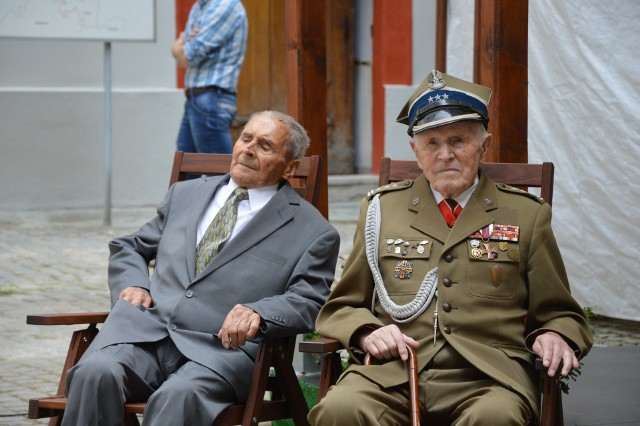 Jan Walichiewicz (z lewej) z prezesem opolskiego Związku Kombatantów, Stefanem Szelką, w czasie uroczystości w Nysie.