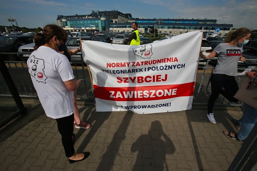 Protest pielęgniarek przed USK przy ulicy Borowskiej we...