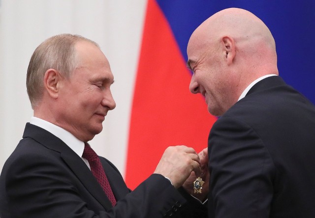 Rok po mistrzostwach świata w Rosji Gianni Infantino otrzymał nawet od Władimira Putina Order Przyjaźni