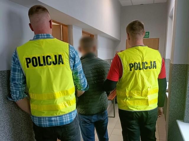 37-latek z Wrocławia usłyszał zarzuty łącznie 5 włamań do mieszkań i domów: w Ostrowie Wielkopolskim, Jarocinie, Krotoszynie, Świdnicy i Poznaniu.