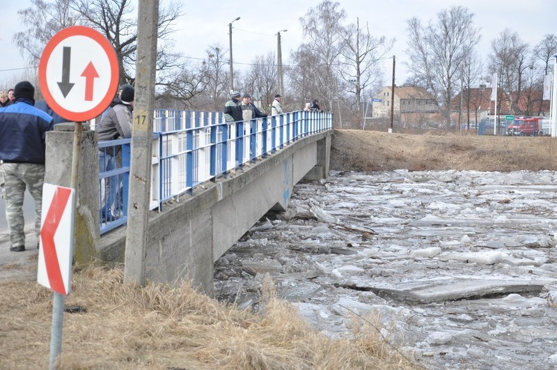 Trwa walka z zatorem lodowym na Małej Panwi [zdjęcia]