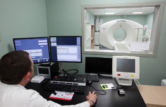Tomograf PET jest dokładniejszy od tradycyjnego, ponieważ posiada specjalny skaner. Pozwala on wykryć nowotwór we wczesnym stadium.