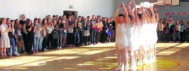 Niezapomnianych wrażeń dostarczył gimnazjalistom pokaz baletowy "Jezioro łabędzie" w wykonaniu... męskiej części szkolnej społeczności z "Czarnieckiego".