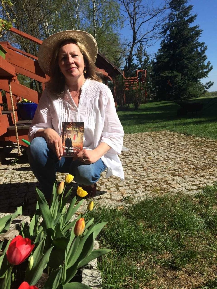 KONKURS! Do wygrania książka "Nie zabijaj tej miłości". Rozmowa z Anną Karpińską, pisarką, którą pokochały Czytelniczki w całej Polsce