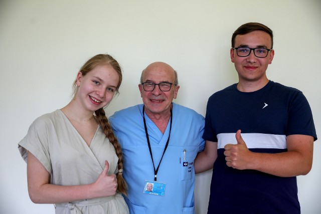 Dr Zdzisław Kawecki z Wiktorią i Szymonem, którzy zawdzięczają zdrowie neurochirurgom i nożowi CUSA