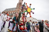 Święto Trzech Króli w Krakowie. Trzy pochody spotkały się na Rynku Głównym, by oddać pokłon nowonarodzonemu Bożemu Dziecięciu [ZDJĘCIA]