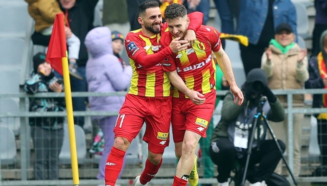 Jakub Łukowski z Korony Kielce (z prawej) zdobył dla swojego zespołu niezwykle cenną bramkę.