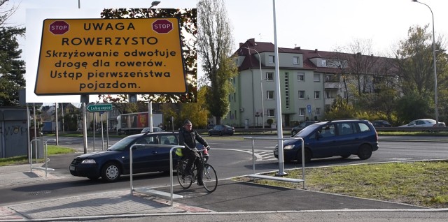 Zasady na tym przejeździe są jasne – pierwszeństwo bezwzględnie mają samochody, a rowerzyści muszą czekać, aż na skrzyżowaniu nie będzie żadnego pojazdu