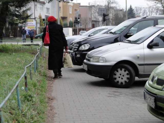 Kierowcy parkujący auta na chodniku przy ulicy Kusocińskiego, przed skrzyżowaniem ze Żwirki i Wigury, bardzo często utrudniają przejście nim. Nie zostawiają bowiem przepisowej szerokości trotuaru dla przechodniów.