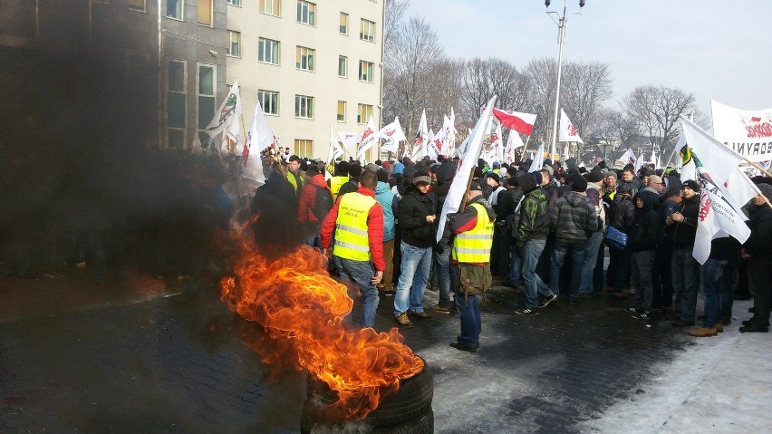 Protest w JSW: niemal 10 tysięcy górników pod siedzibą Jastrzębskiej Spółki Węglowej [WIDEO]