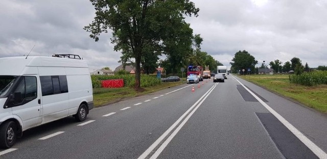 Do tragicznego wypadku doszło we wtorek, 1 września, przed godz. 10, w miejscowości Jamno koło Łowicza.Jak informują policjanci, kierujący bmw 22-letni łowiczanin, jadąc w kierunku Łowicza zjechał z drogi i uderzył w drzewo. CZYTAJ DALEJ NA NASTĘPNYM SLAJDZIE