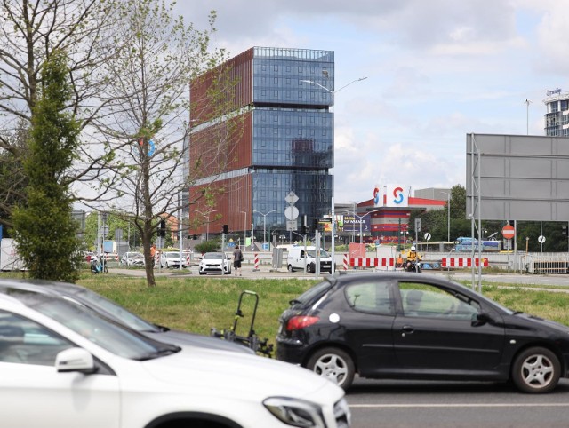 Tworzą go trzy kaskadowe prostopadłościany, a dodatkowym charakterystycznym elementem są wykończenia elewacji w odcieniu miedzi, które można zobaczyć południowej ścianie budynku od ul. Chorzowskiej.