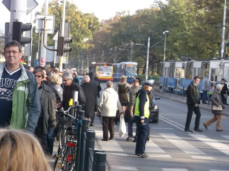 Wrocław: Tłoczno na cmentarzu Osobowickim, ale wiele osób wybrało dojazd komunikacją (ZDJĘCIA)