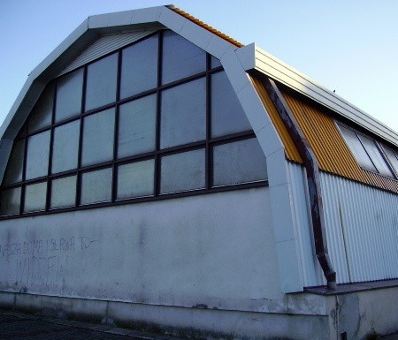 Obecna sala gimnastyczna w Kotli wymaga remontu. Władze gminy planują wybudować nową.