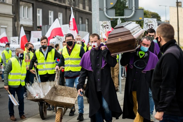 W środę (7 października) rolnicy protestowali na ulicach Bydgoszczy przeciwko tzw. piątce dla zwierząt. "Manifestacja przeciwko antyrolniczej piątce Kaczyńskiego" rozpoczęła się na Starym Rynku. Zobaczcie zdjęcia!