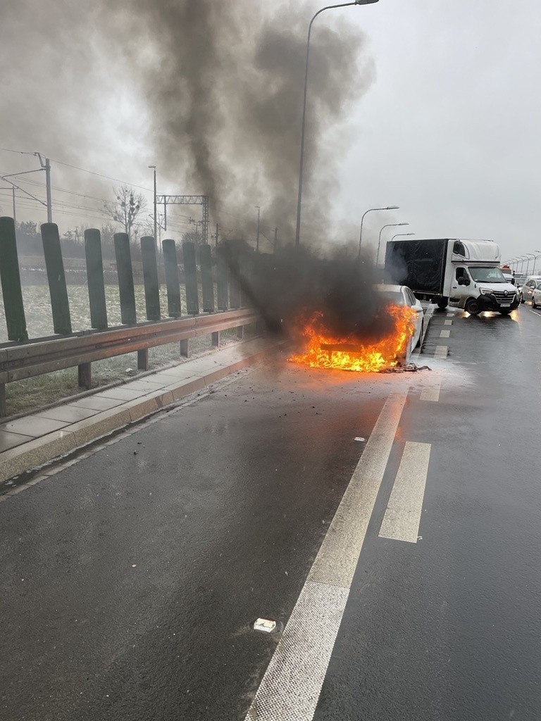 Pożar na drodze S79. Auto płonęło jak pochodnia - WIDEO