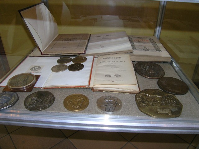 Medale i literatura numizmatyczna w tym opublikowana w 1852 roku książka F.A.Vossberga "Munzgeschichte Der Stadt Danzig" ze zbiorów Zbigniewa Długiego.
