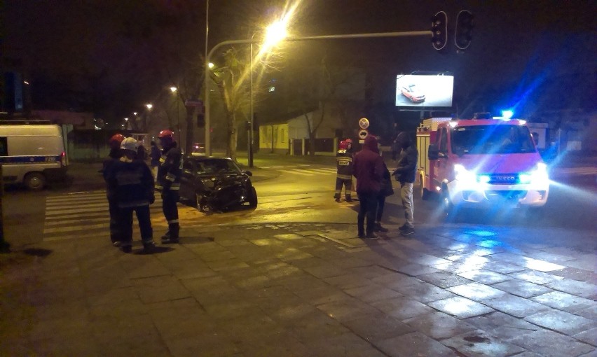 Wypadek na Limanowskiego. Taksówkarz wjechał w kiosk - 4 osoby ranne