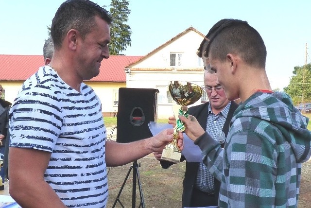 Grzegorz Piechna wręczył młodym piłkarzom okazałe nagrody.
