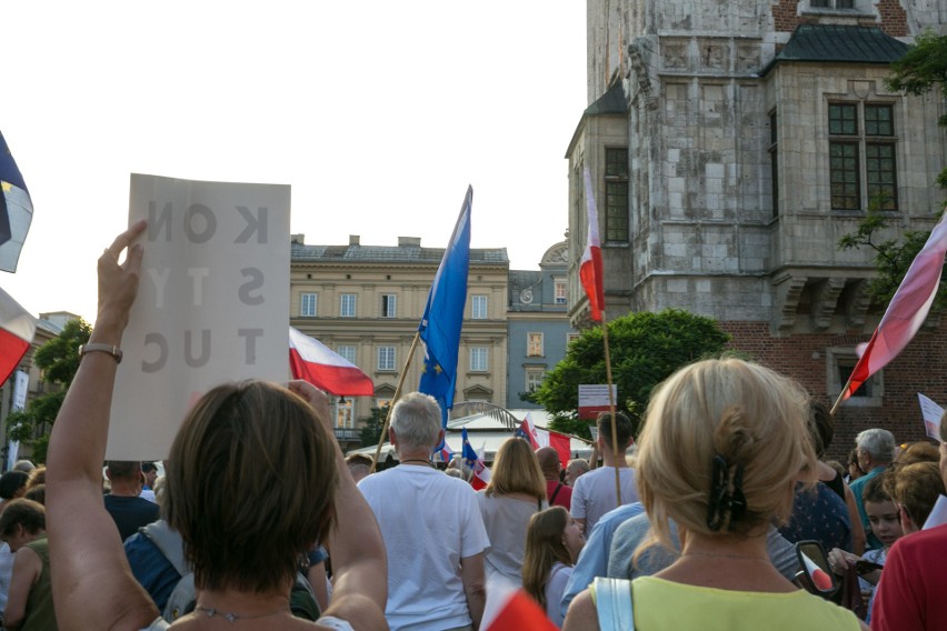 Na krakowskim Rynku znów zapłonęło światełko dla sądów [ZDJĘCIA]