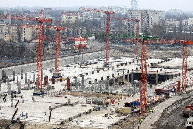 Budowa dworca i wiodącego doń tunelu opóźniała się od początku z różnych przyczyn, ale ta najważniejsza, czyli podziemna soczewka wodna na wysokości ulicy Niciarnianej "ujawniła się" w maju 2012 roku. Gdy napisał o tym "DŁ", zewsząd płynęły uspokajające komunikaty, że sytuacja jest pod kontrolą. Mimo że na placu budowy działo się naprawdę sporo, w lutym podpisano oficjalny aneks, zmieniający termin zakończenia inwestycji. Przestała obowiązywać data 28 lutego, a zacząła obowiązywać 30 września 2015 roku. Kilka miesięcy wcześniej Łodzią wstrząsnął ówczesny wiceminister transportu Andrzej Massel, który goszcząc w Łodzi zapewniał, że "nie ma zagrożenia dla finansowania dworca", podczas gdy poseł PiS ujawnił odpowiedź  na interpelację, w której minister napisał o "konieczności zabezpieczenia środków z budżetu", bo zagrożona jest dotacja z UE. Uspokajał premier Tusk, który zapewnił w Łodzi, że Dworzec Fabryczny  zostanie ukończony bez względu na to, czy UE pieniądze da, czy też nie.Chodzi o 1,1 mld zł z prawie 1,8 mld zł, które ma kosztować dworzec. Opóźnienie inwestycji to tylko jedna z przyczyn, która może pogrzebać unijną dotację. Plus takiej sytuacji dla PKP PLK byłby taki, że bez unijnej dotacji nie musiałyby czekać pięć lat na komercyjne wykorzystywanie obiektu - warunek, który obowiązuje przy współfinansowaniu z UE.