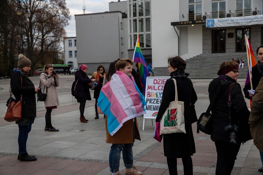 Dzień Milczenia w Białymstoku. Milczeli, by sprzeciwić się nienawiści ze względu na orientację sekualną [ZDJĘCIA]