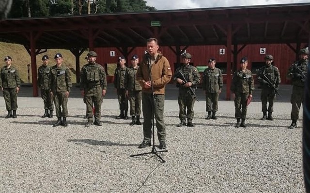 Minister Obrony Narodowej Mariusz Błaszczak wizytował strzelnicę w Lipinach podczas ćwiczeń „terytorialsów”.