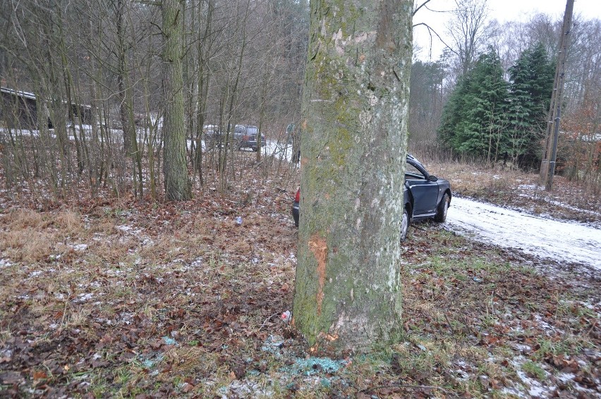 Wypadek na oblodzonej drodze koło Szczecinka