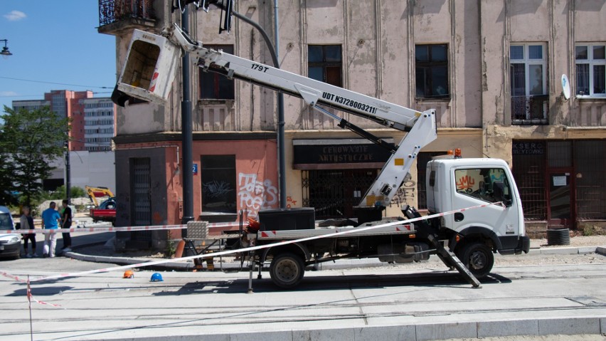 Wypadek na Rzgowskiej w Łodzi. Wypadli z podnośnika z wysokości kilku metrów