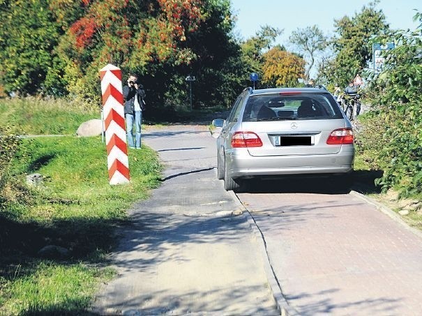 Po ścieżce rowerowej jeżdżą i Polacy, i Niemcy. Rowerzyści skarżą się, że kierowcy niszczą nawierzchnię ścieżki