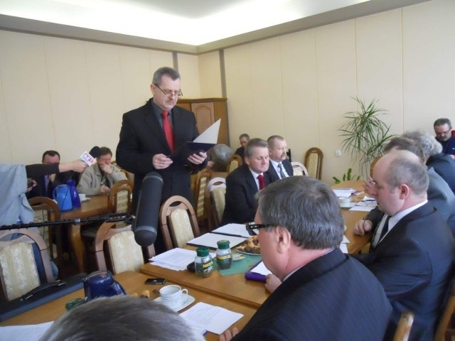 Wniosek o odwołanie starosty przedstawił radny Włodzimierz Gorzycki
