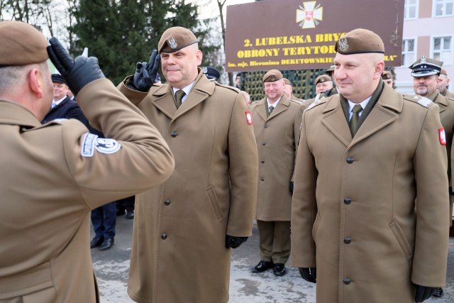 Płk Zbigniew Krzyszczuk (w środku) został dowódcą 2 LBOT
