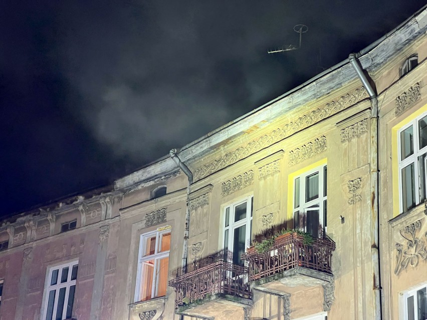 6 zastępów strażaków z PSP i OSP gasiło pożar poddasza kamienicy przy ul. Długosza w Przemyślu