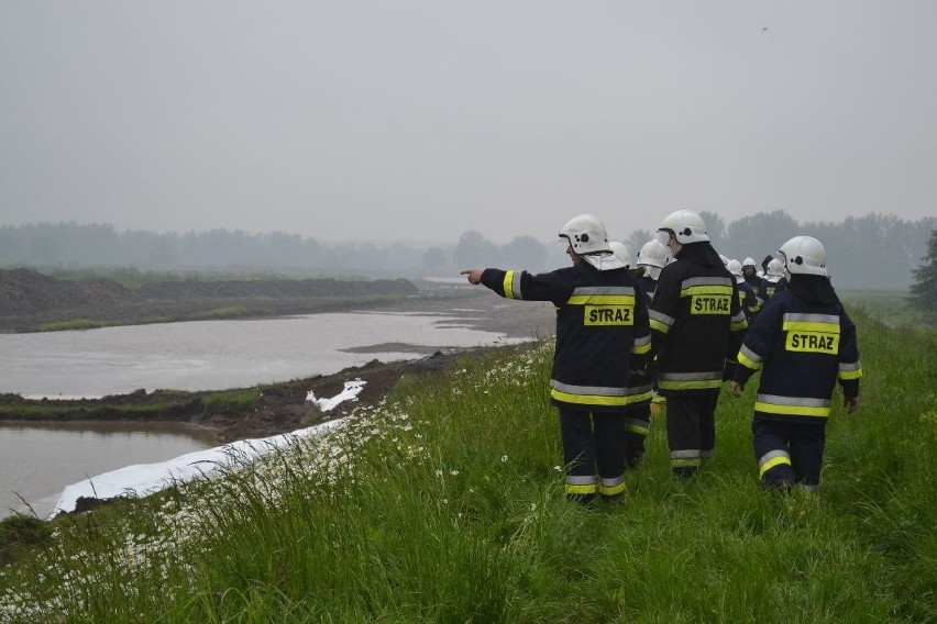 Powódź 2014: Alarm na polderze Buków. Trwa umacnianie wałów [ZDJĘCIA]