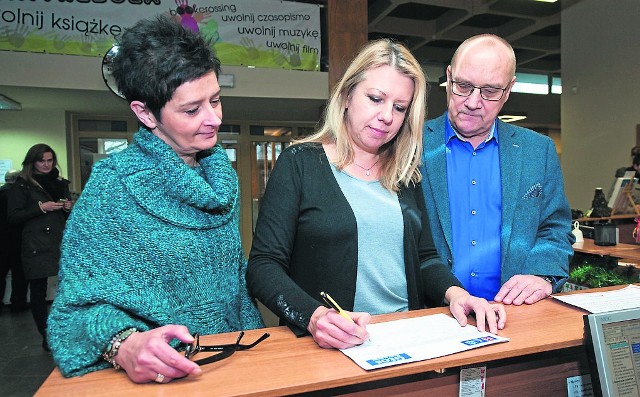 Podpisy poparcia na rzecz budowy całej S6 złożyli pracownicy Koszalińskiej Biblioteki Publicznej, w tym dyrektor Andrzej Ziemiński (z prawej) i jego zastępczyni Beata Sawa-Jovanoska (w środku) 