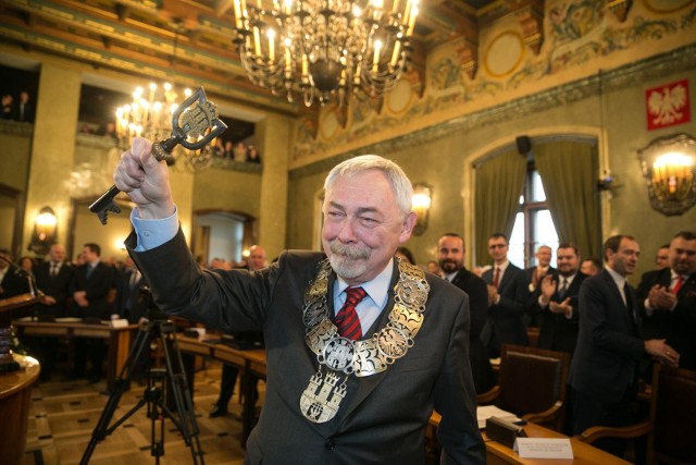 Prezydent Jacek Majchrowski otrzymał wotum zaufania od radnych. Przyjęto także jego sprawozdanie z wykonania budżetu za rok 2020 oraz absolutorium za rok 2020