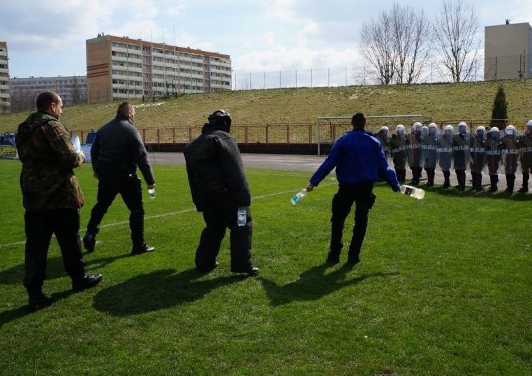Stadion Miejski w Jastrzębiu-Zdroju. Ćwiczenia policjantów (zdjęcia, wideo)