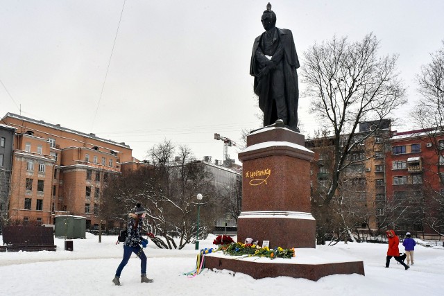 18-latka z Peterburga stanęła przed sądem z położenie karteczki z fragmentem wiersza Tarasa Szewczenki pod jego pomnikiem