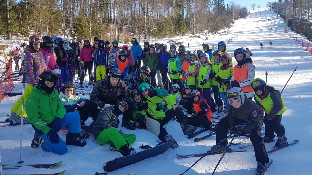 Uczniowie jeździli na nartach na stokach Małego i Wielkiego Rachowca